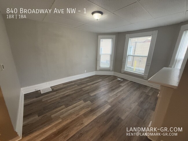 Building Photo - Updated 1 Bed, 1 Bath – Move-In Ready!