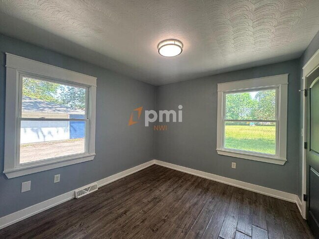 Building Photo - 132 S Elgin Ave