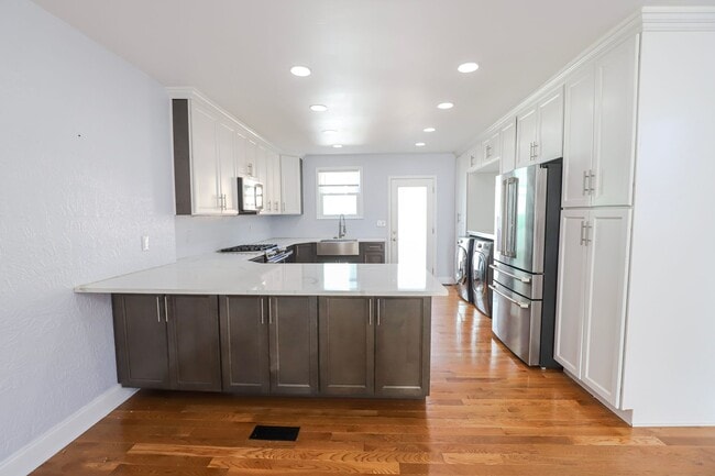 Building Photo - 1709 Oak Dr