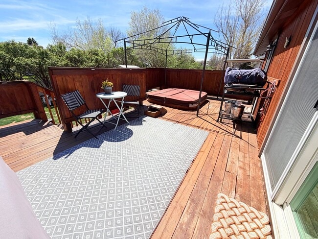 Building Photo - Beautiful Spacious Fox Farm Home