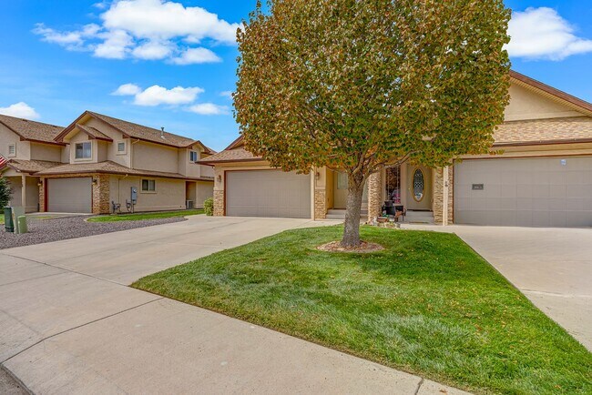 Building Photo - 832 Montclair Dr
