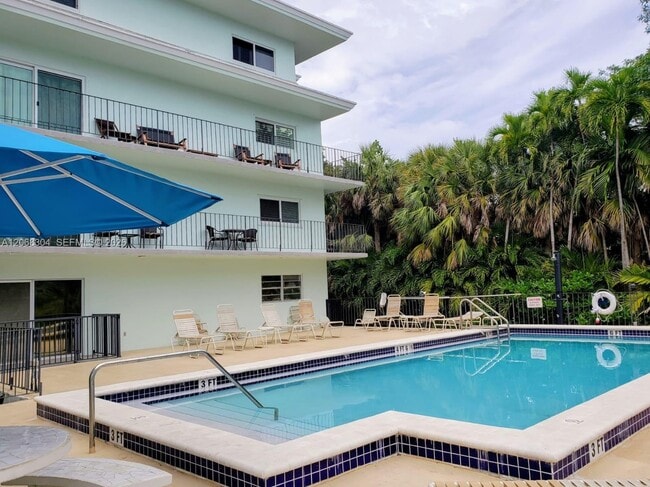 Building Photo - 2539 BAYSHORE Dr
