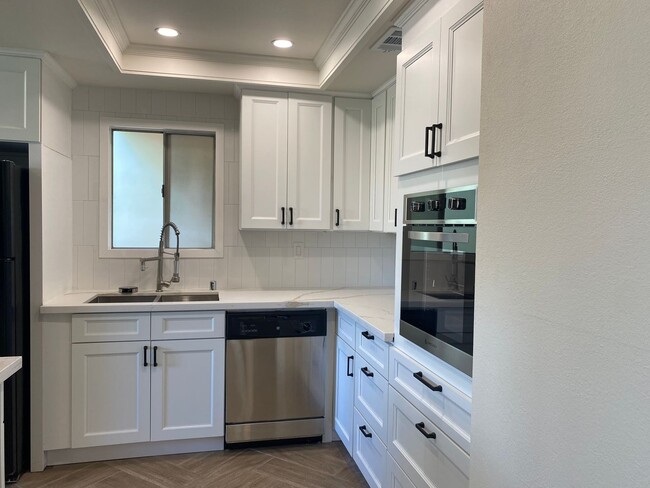 Building Photo - Canyon Lake View Condo Available!