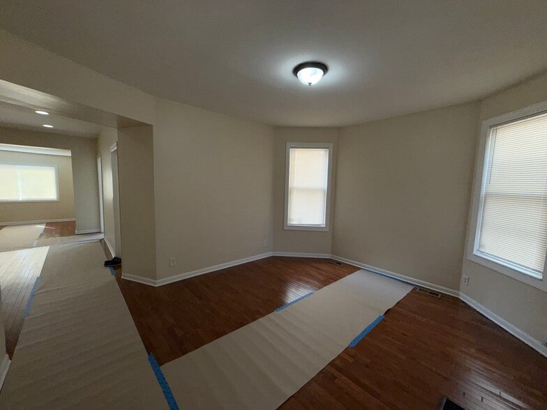 Building Photo - 7423 S St Lawrence Ave