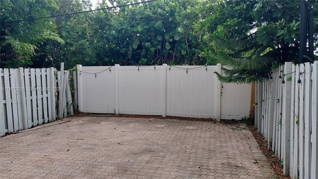 Building Photo - 1115 N 17th Ave