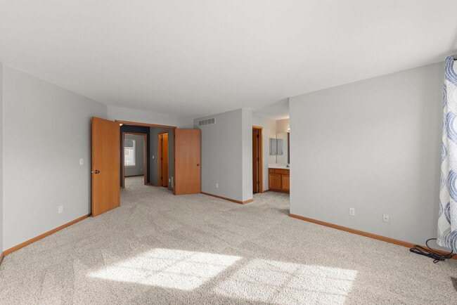 Building Photo - 14215 S Longview Ln