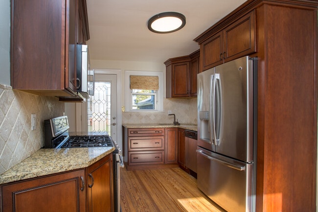 Building Photo - 1319 Hull St