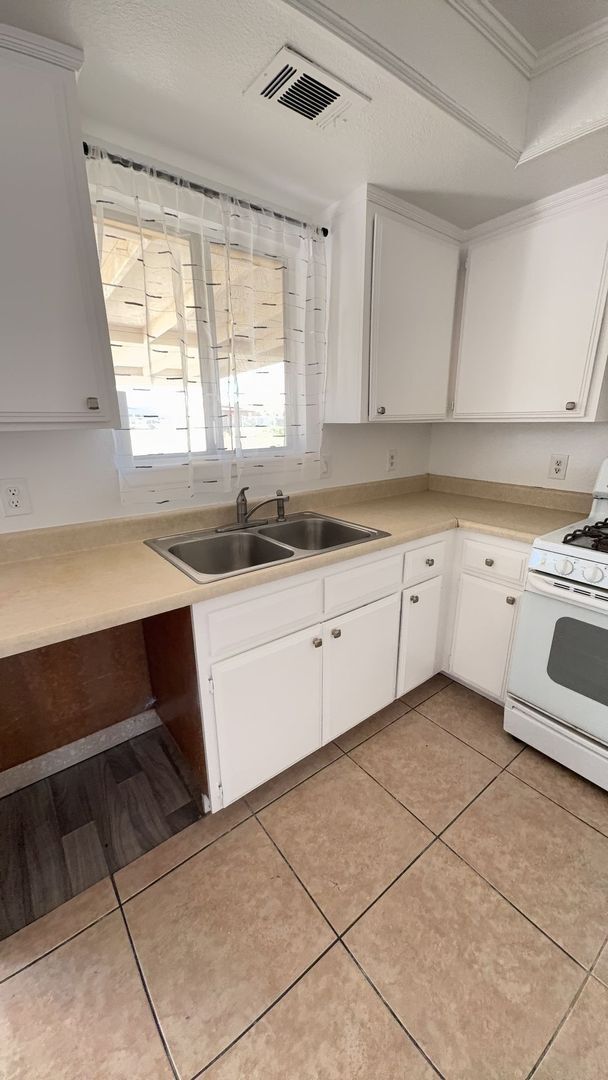 Building Photo - 3 BEDROOM APPLE VALLEY HOME