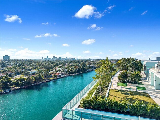 Building Photo - 9201 E Bay Harbor Dr