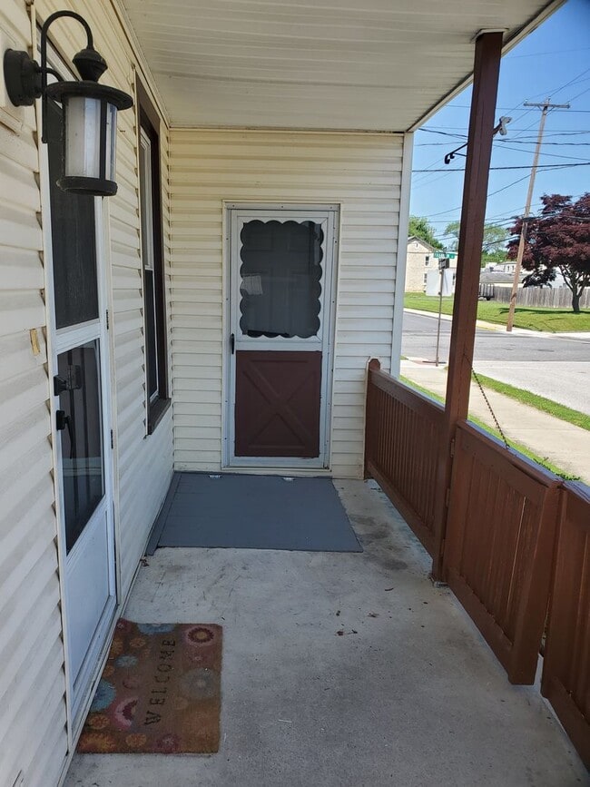 Building Photo - Pet friendly duplex w brand new kitchen & first floor LVP, basement, fenced yard, deck, near comm...