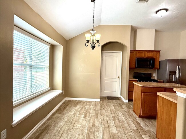 Building Photo - 10022 Driftwood Park Dr