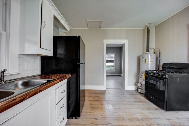 Building Photo - FREE MONTH RENT! Freshly Updated 3 Bedroom House