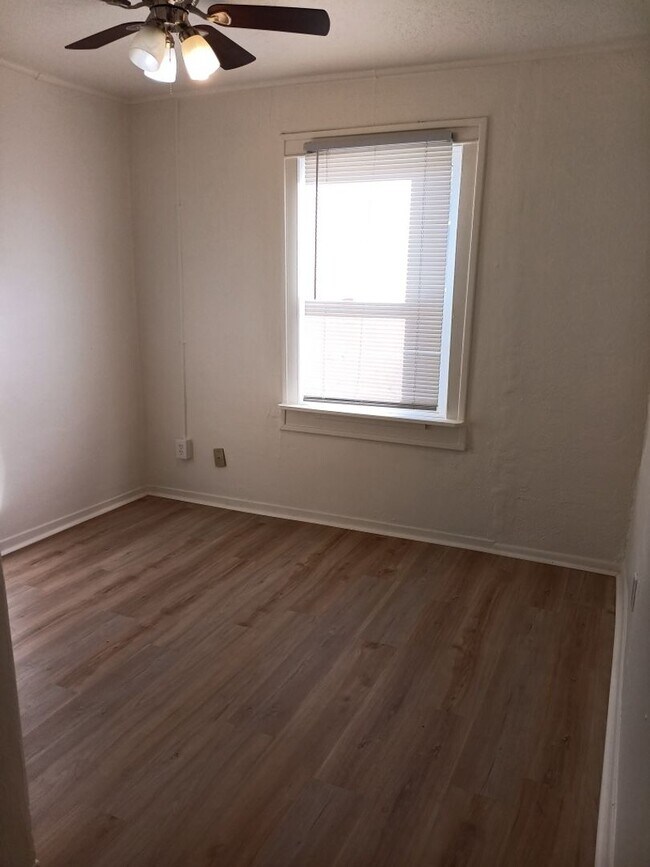 Building Photo - 412 Harvard Dr SE