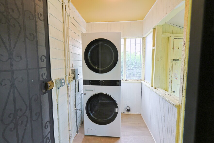 Building Photo - 1452 W 29th St