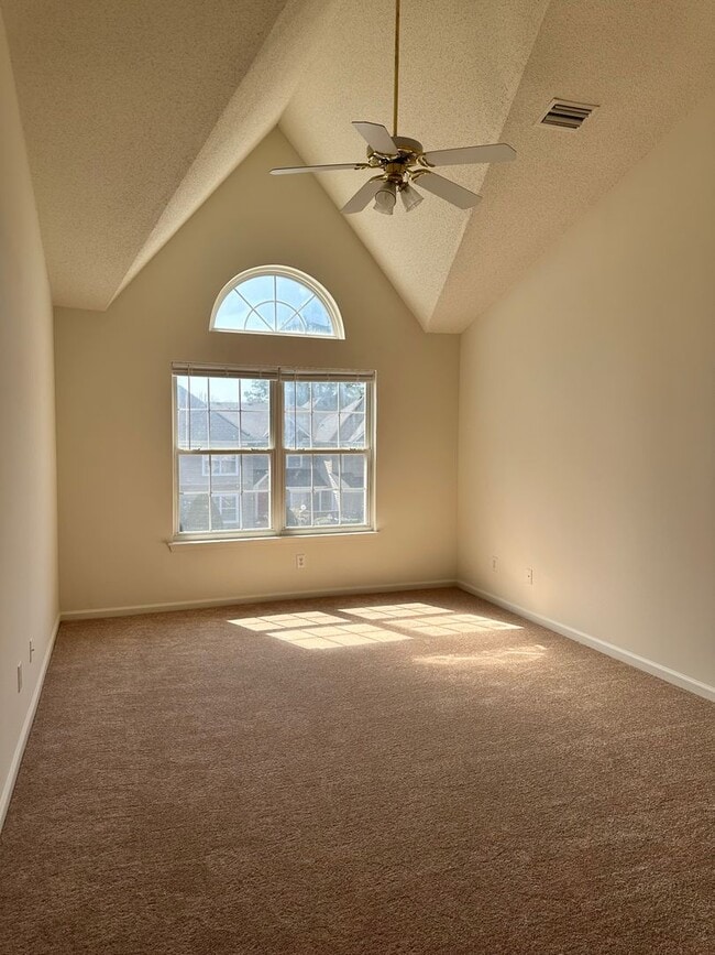 Building Photo - Condo in La Fontaine Available!