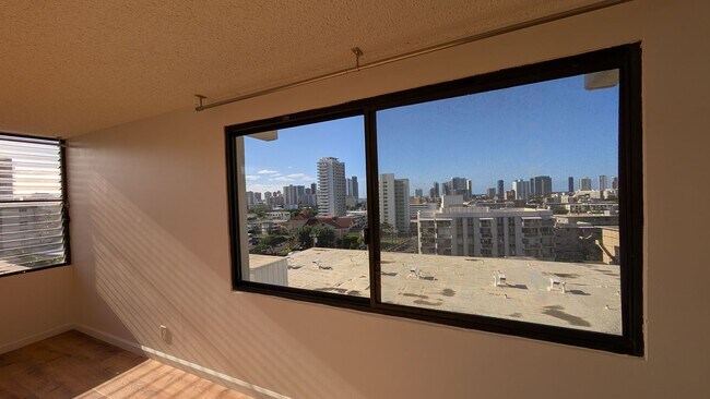 Building Photo - Newly remodeled Large 3 bed/2 bath/2 parking end unit with ocean and city views