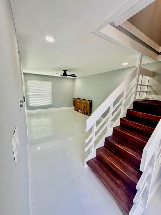 Building Photo - 320 Sunshine Dr