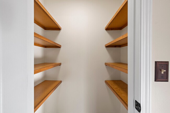 Building Photo - 647 S Meteor Ave