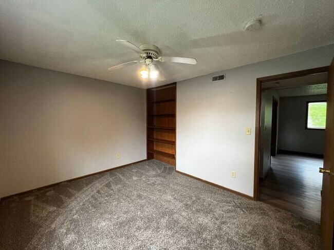 Building Photo - $1,100 | 2 Bedroom, 1 Bathroom Condo | No ...