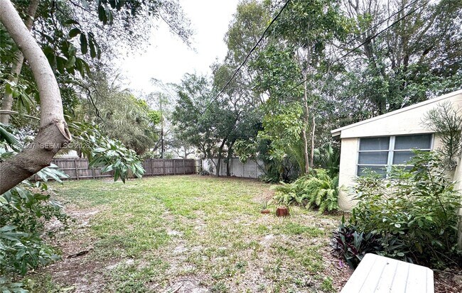 Building Photo - 501 SE 12th Ct