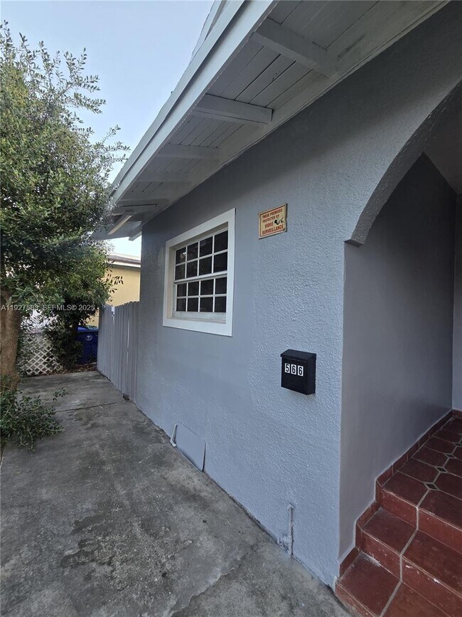 Building Photo - 568 SW 3rd St