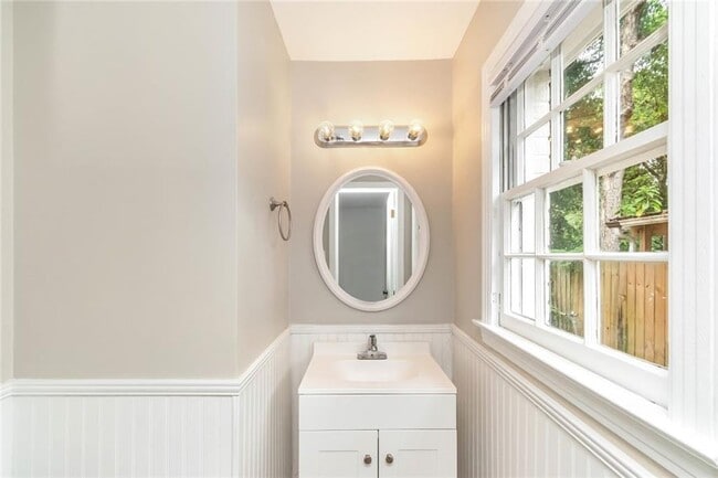 Building Photo - 5416 Hilltop Dr N