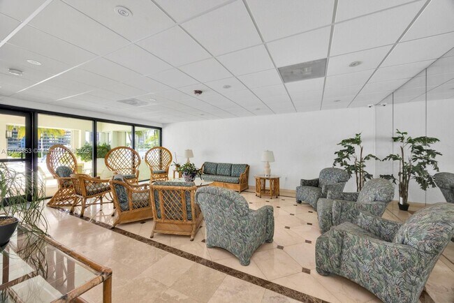 Building Photo - 1600 S Bayshore Ln