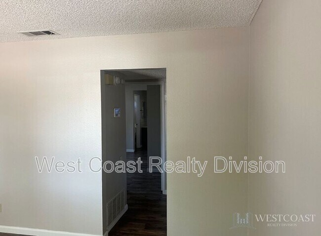 Building Photo - 627 Solano Dr