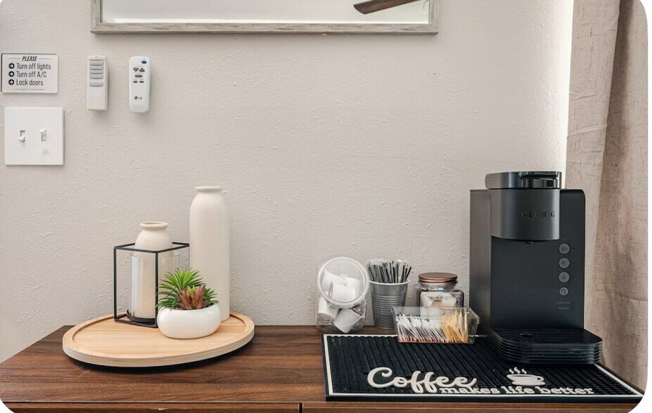 Building Photo - 4134 Dolphin Dr