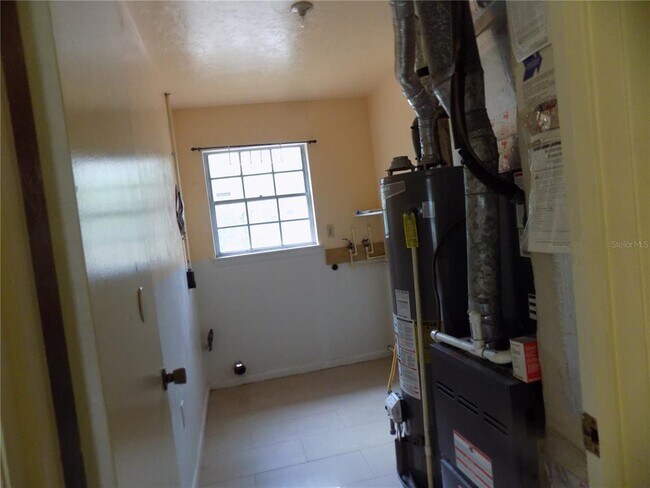 Building Photo - 1724 NW 39th Ave