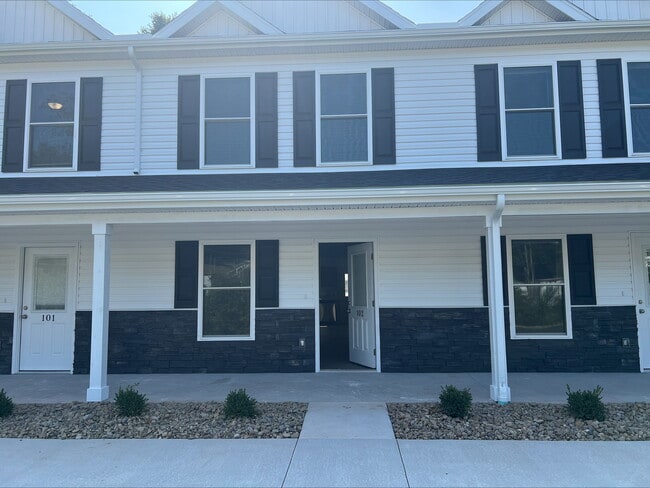 Building Photo - 41 Greentree Dr