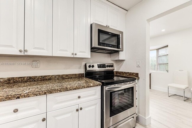 Building Photo - 2911 NW 5th Ct