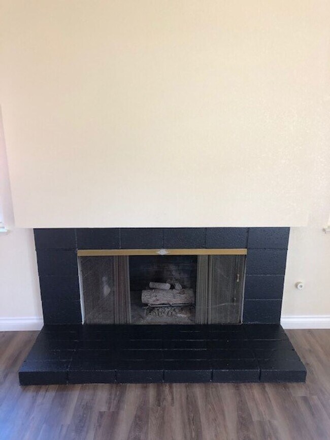 Building Photo - Nicely remodeled 3 bedroom 2 bath home wit...
