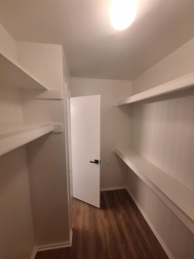 Building Photo - 623 W Guadalupe Rd