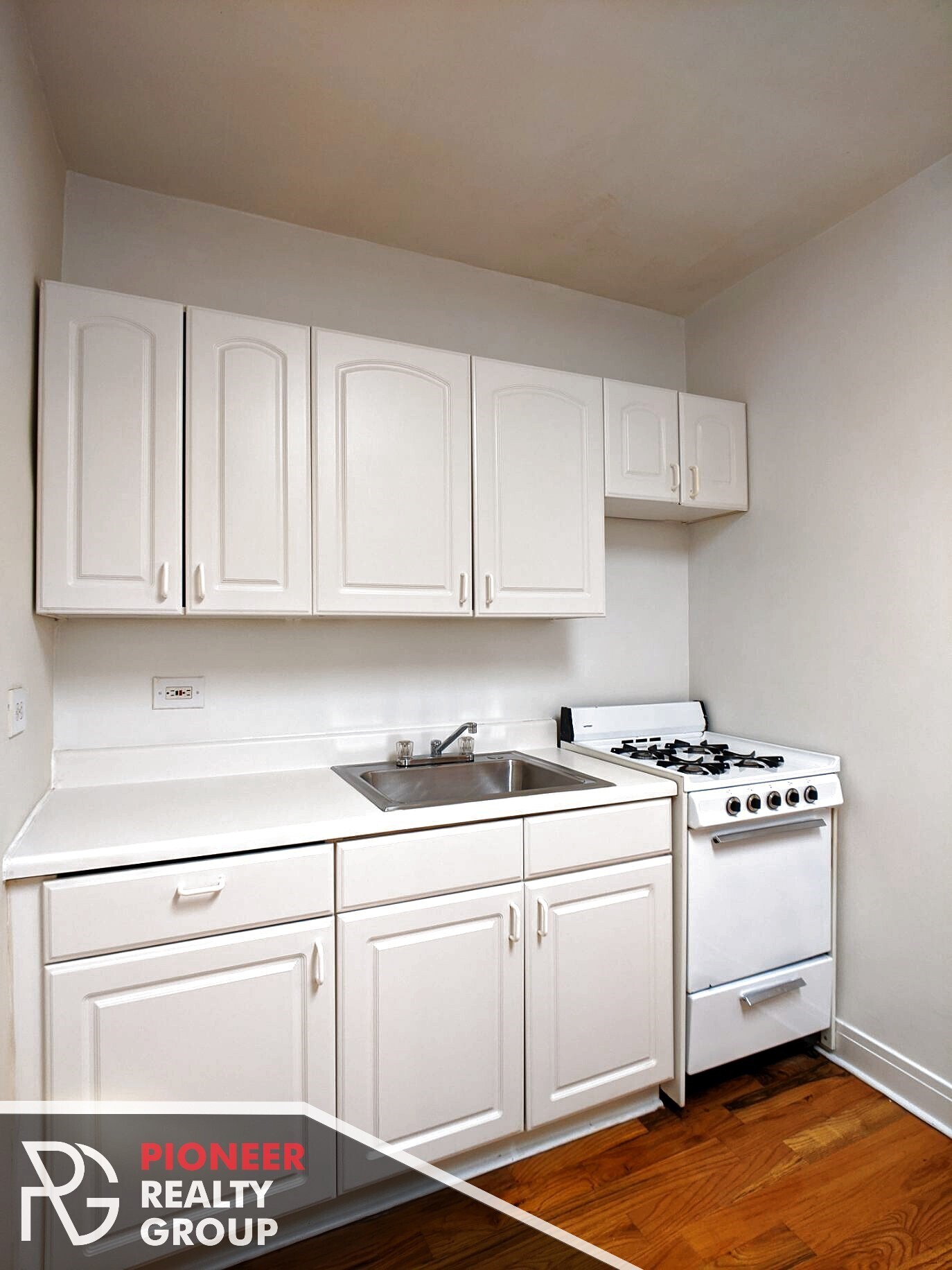 Building Photo - 546 W Wellington Ave