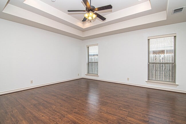 Building Photo - 5811 Oak Creek Drive