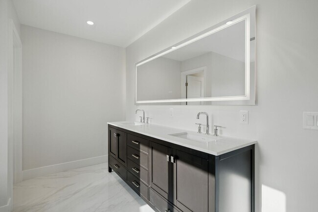 Building Photo - Stunning Home for Entertaining in Highly S...