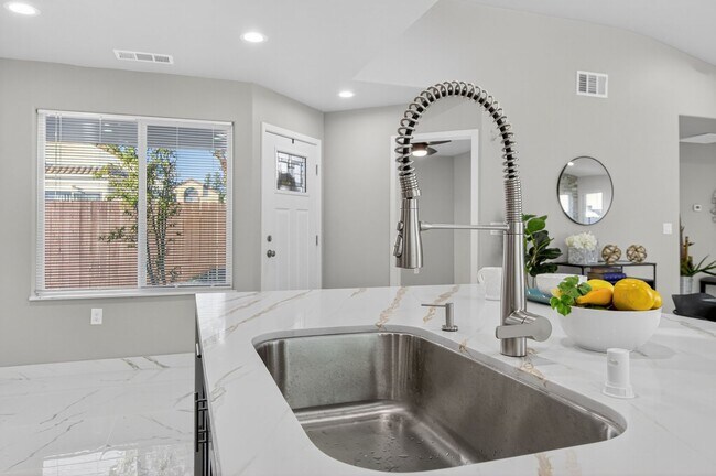 Building Photo - Bright & Spacious 3 Bed, 2 Bath Home – Must See!