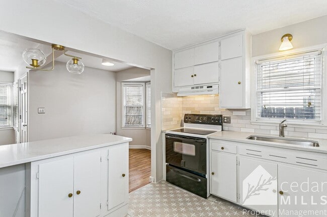 Building Photo - College Hill Gem!