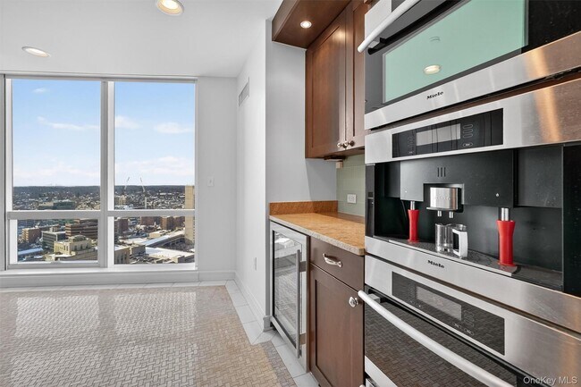 Building Photo - 1 Renaissance Square