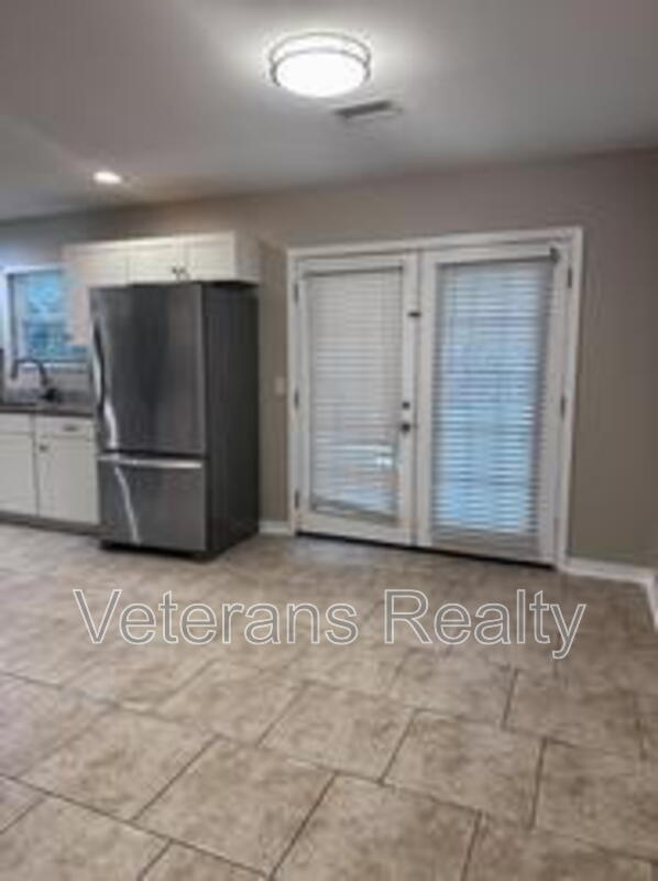 Building Photo - 113 Alverado Dr