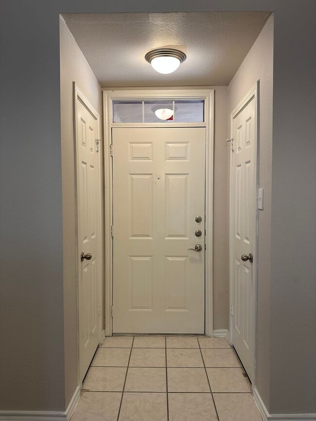 Building Photo - Pointe 360 @ 222 Condominiums - Huge 2 bedroom w attached Garage -  $1295 Rent w Credit - Pool