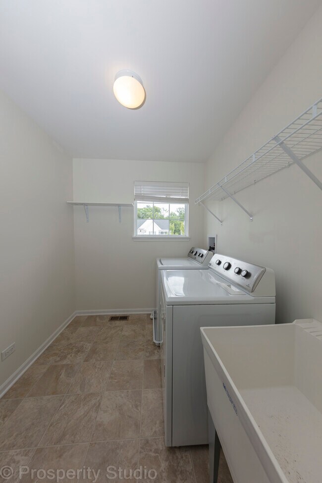 Building Photo - 5734 Oak Ridge Way