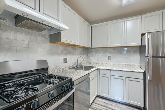 Building Photo - 14 Mountbatten Ct