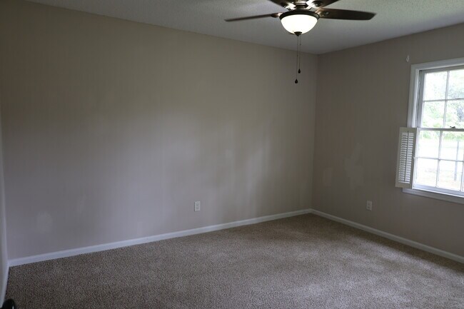 Building Photo - 214 Oakleaf Dr