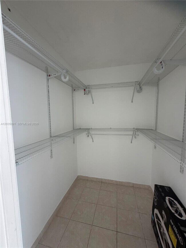 Building Photo - 400 Kings Point Dr