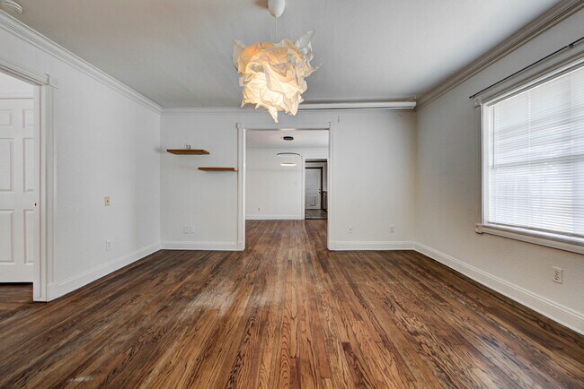 Building Photo - 418 N Flood Ave