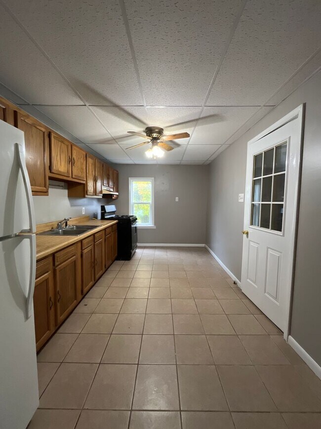 Building Photo - Beautifully Maintained End-Unit Townhome f...