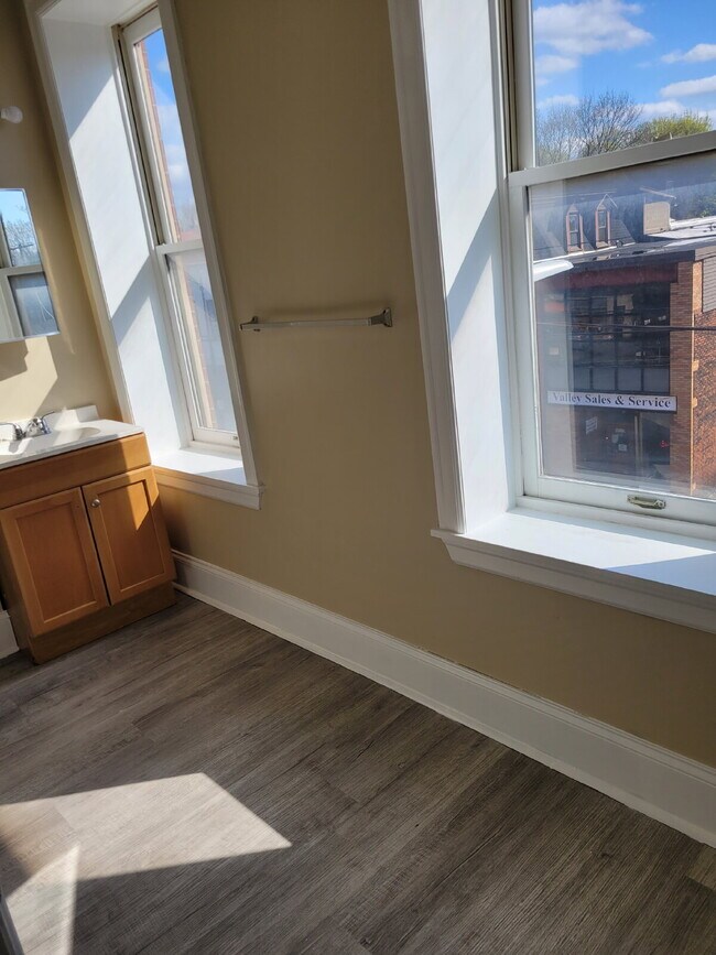 Building Photo - Bright Two Bedroom Apartment on Penn Ave., Wilkinsburg