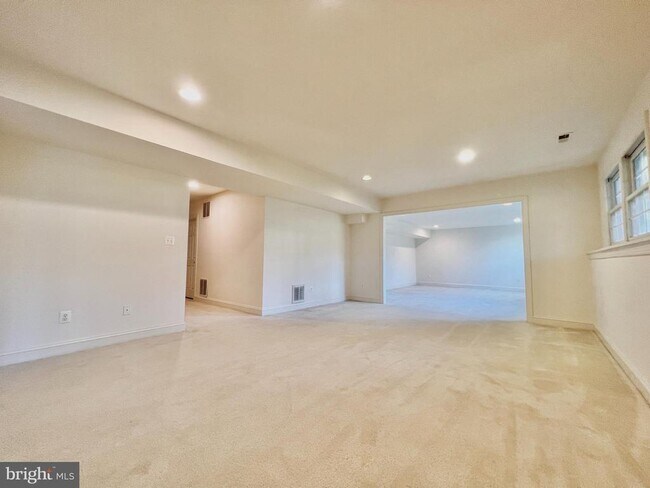 Building Photo - 1305 Providence Terrace
